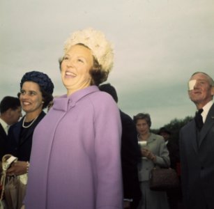 Hare Koninklijke Hoogheid Prinses Beatrix te Roden (Drenthe) opent vakantiecentr, Bestanddeelnr 254-8061