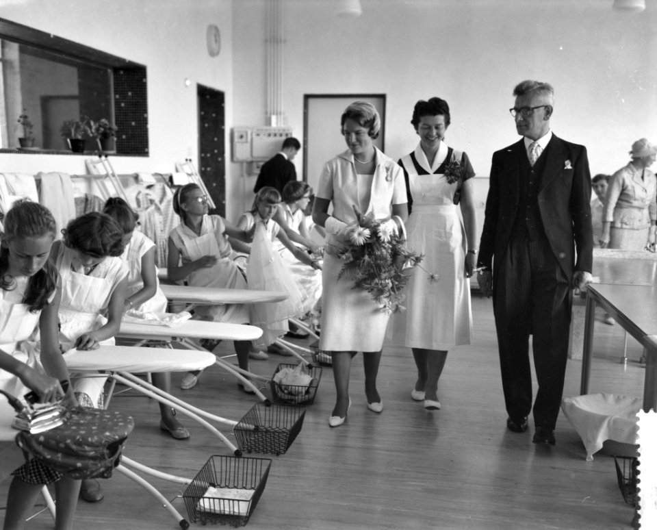 Hare Koninklijke Hoogheid Prinses Irene opent Christelijke Huishoudschool in Ape, Bestanddeelnr 910-6398