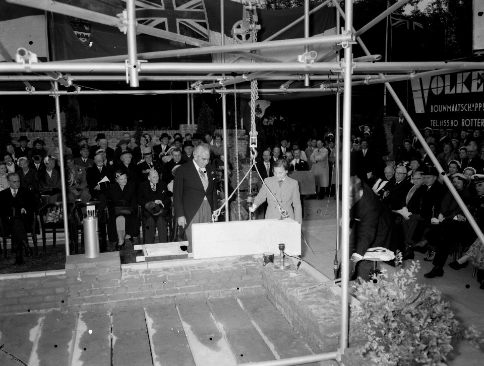 Hare Koninklijke Hoogheid Prinses Margriet legt eerste steen, nieuw gebouw Canad, Bestanddeelnr 907-1812