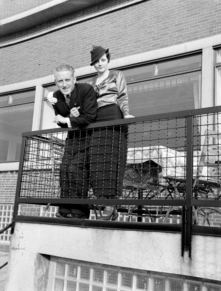 Harry Laponder met een onbekende vrouw op het terras van het luchthavengebouw, Bestanddeelnr 190-1356