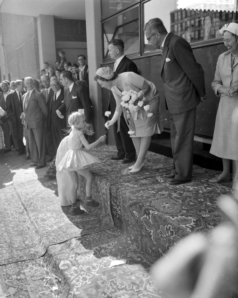 Hare Koninklijke Hoogheid Prinses Beatrix opent het jeugdhuis De Heuvel te Rot, Bestanddeelnr 910-3912