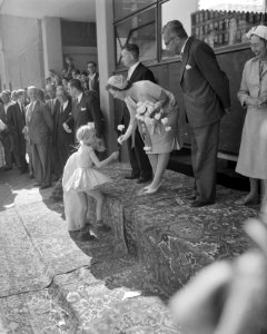Hare Koninklijke Hoogheid Prinses Beatrix opent het jeugdhuis De Heuvel te Rot, Bestanddeelnr 910-3912
