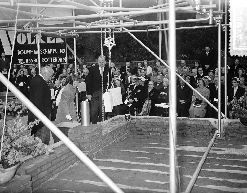 Hare Koninklijke Hoogheid Prinses Margriet legt eerste steen, nieuw gebouw Canad, Bestanddeelnr 907-1822