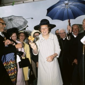 Hare Koninklijke Hoogheid Prinses Beatrix opent kindertehuis Amstelstad te Ams, Bestanddeelnr 254-8124