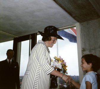 Hare Koninklijke Hoogheid Prinses Beatrix opent kindertehuis Amstelstad te Ams, Bestanddeelnr 254-8116