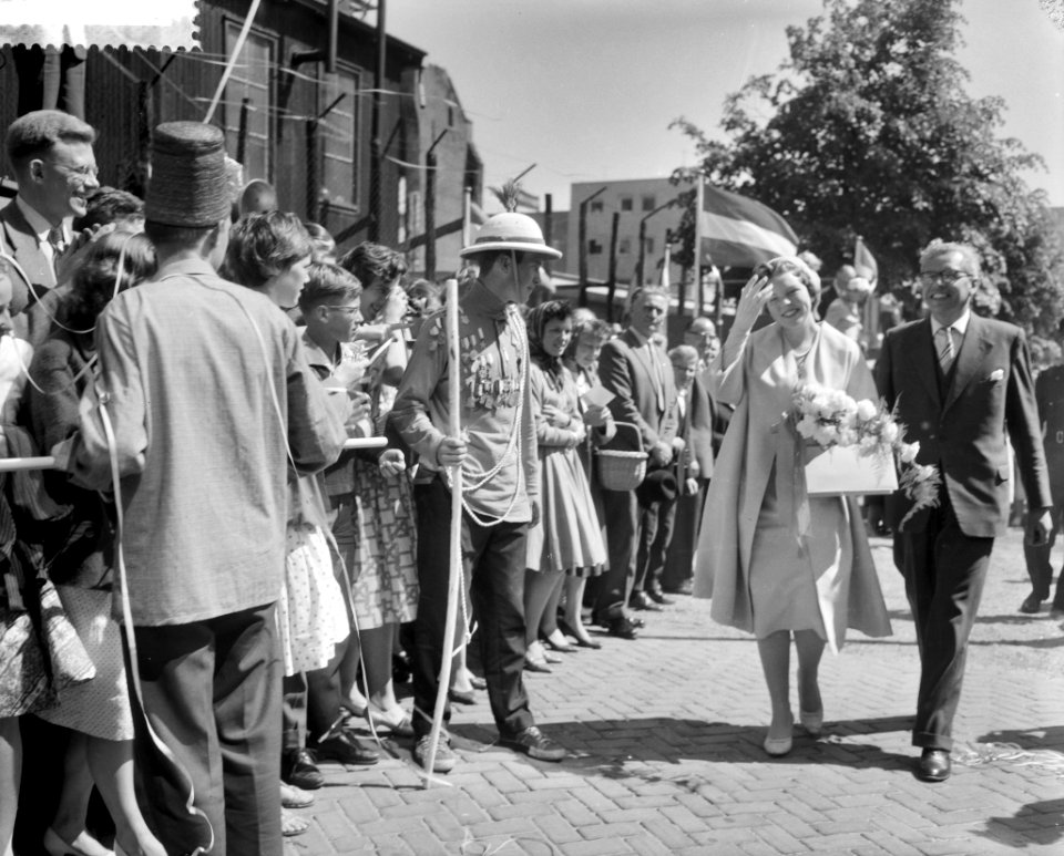 Hare Koninklijke Hoogheid Prinses Beatrix opent het jeugdhuis De Heuvel te Rot, Bestanddeelnr 910-3905