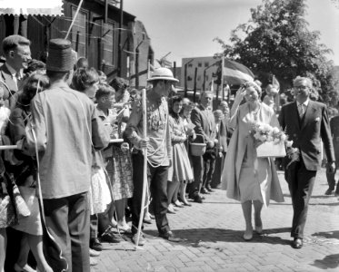Hare Koninklijke Hoogheid Prinses Beatrix opent het jeugdhuis De Heuvel te Rot, Bestanddeelnr 910-3905
