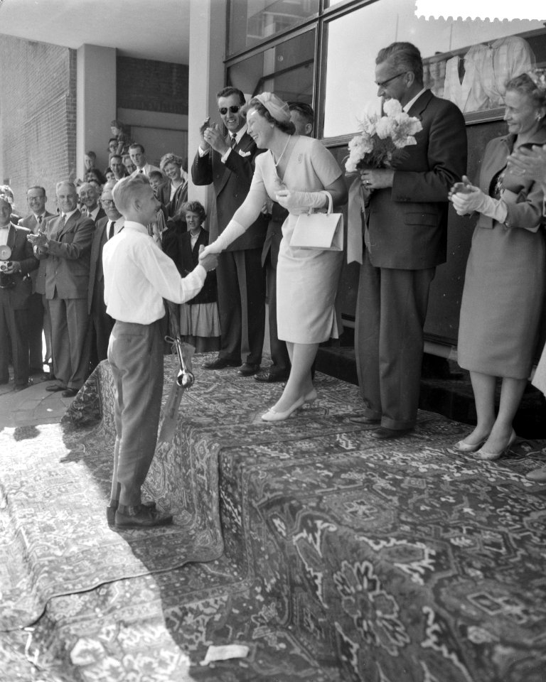Hare Koninklijke Hoogheid Prinses Beatrix opent het jeugdhuis De Heuvel te Rot, Bestanddeelnr 910-3908