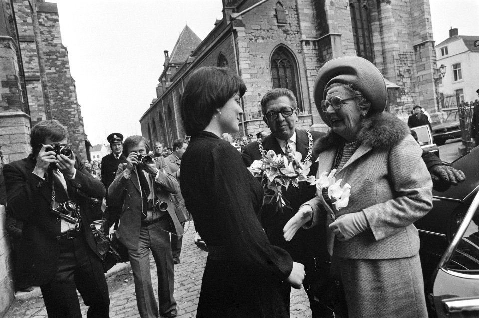 Hare Majesteit opent Rijksuniversiteit in Maastricht koningin Juliana krijgt bl, Bestanddeelnr 928-3534