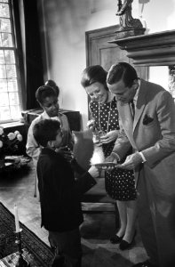 Hare Koninklijke Hoogheid Prinses Beatrix en Prins Claus ontvangen 2 Surinaamse , Bestanddeelnr 922-7720