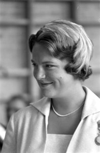 Hare Koninklijke Hoogheid Prinses Irene opent Christelijke Huishoudschool in Ape, Bestanddeelnr 910-6393