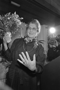 Harriet Freezerring uitgereikt aan Antoinette van Pinxteren (zuster Francesco) i, Bestanddeelnr 933-8397