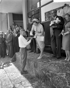 Hare Koninklijke Hoogheid Prinses Beatrix opent het jeugdhuis De Heuvel te Rot, Bestanddeelnr 910-3911
