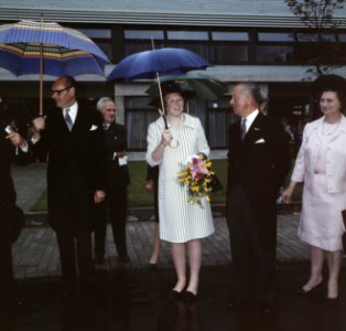 Hare Koninklijke Hoogheid Prinses Beatrix opent kindertehuis Amstelstad te Ams, Bestanddeelnr 254-8120