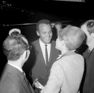 Harry Belafonte op Schiphol voor Sight Seeing in Amsterdam, op het platform begr, Bestanddeelnr 916-4011