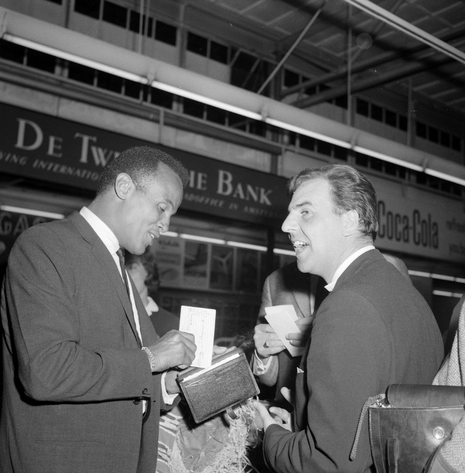 Harry Belafonte op Schiphol voor Sight Seeing in Amsterdam, op het platform begr, Bestanddeelnr 916-4010