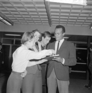 Harry Belafonte op Schiphol voor Sight Seeing in Amsterdam, Bestanddeelnr 916-4005