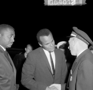 Harry Belafonte op Schiphol voor Sight Seeing in Amsterdam, op het platform begr, Bestanddeelnr 916-4012