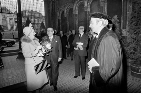 Hare Majesteit opent Rijksuniversiteit in Maastricht v.l.n.r. koningin Juliana,, Bestanddeelnr 928-3536