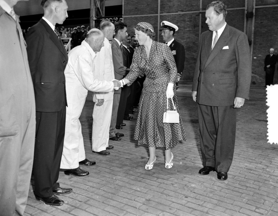 Hare Koninklijke Hoogheid Prinses Beatrix laat onderzeebootjager Limburg te wa, Bestanddeelnr 907-3107