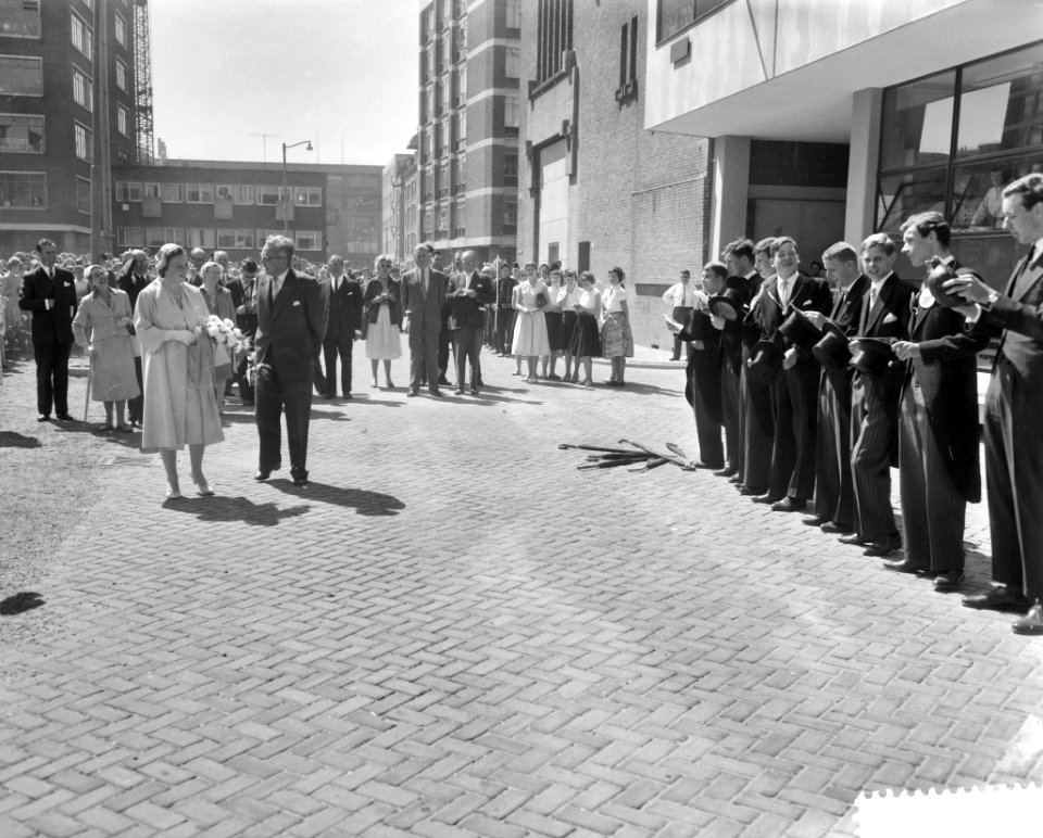 Hare Koninklijke Hoogheid Prinses Beatrix opent het jeugdhuis De Heuvel te Rot, Bestanddeelnr 910-3902