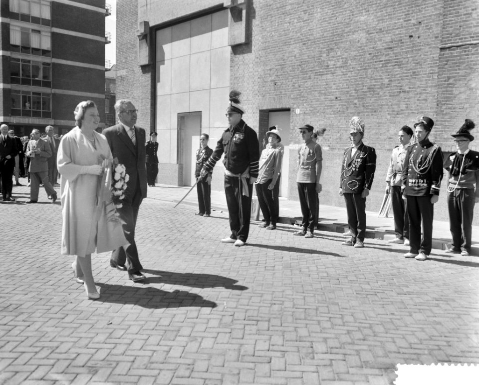 Hare Koninklijke Hoogheid Prinses Beatrix opent het jeugdhuis De Heuvel te Rot, Bestanddeelnr 910-3903
