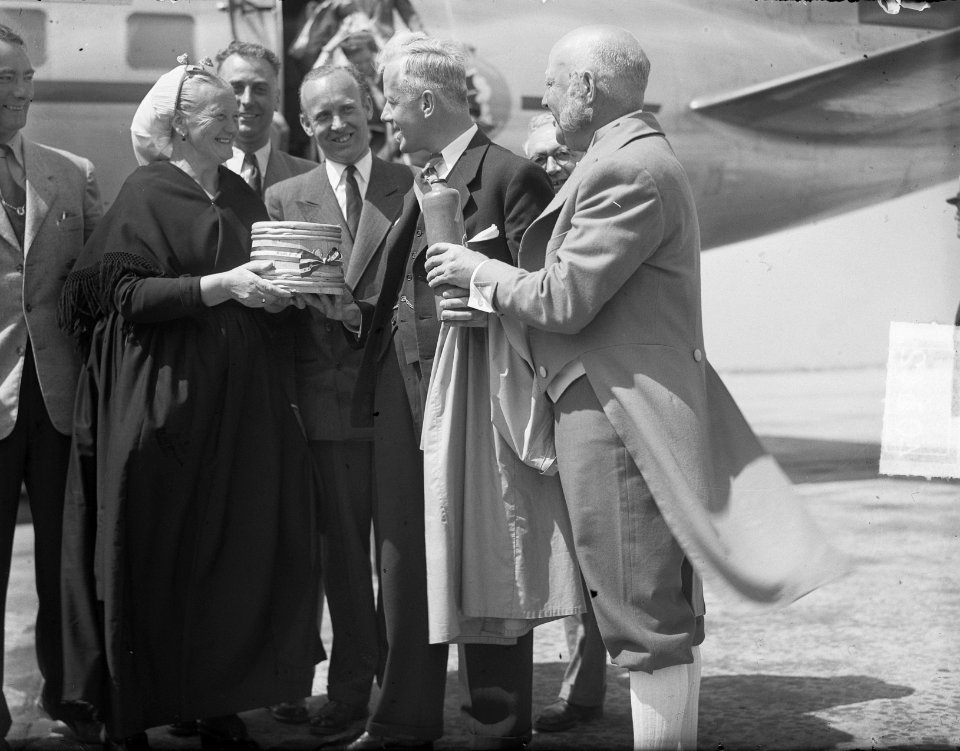 Haring en jenever op Schiphol voor burgemeester d'Ailly van Amsterdam, Bestanddeelnr 904-0142