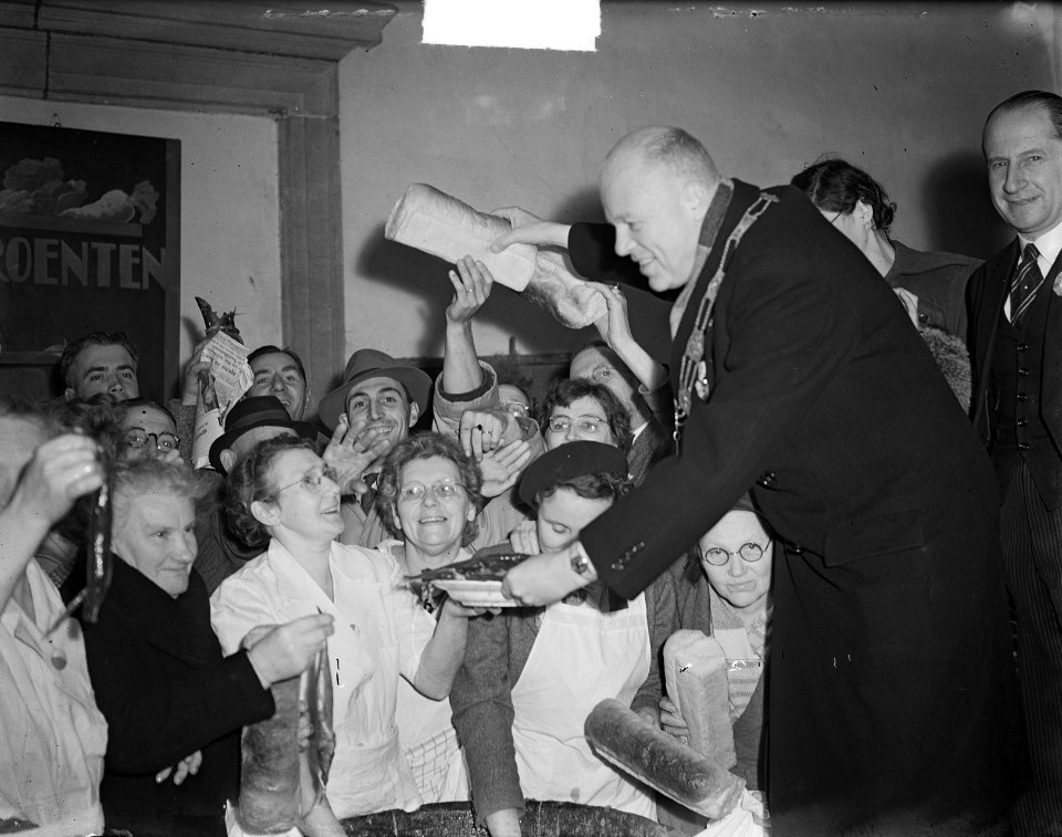 Haring en brood in Leiden, wordt o.a. uitgedeeld door burgemeester F.H. van Kins, Bestanddeelnr 904-2270