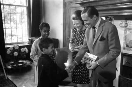 Hare Koninklijke Hoogheid Prinses Beatrix en Prins Claus ontvangen 2 Surinaamse , Bestanddeelnr 922-7723