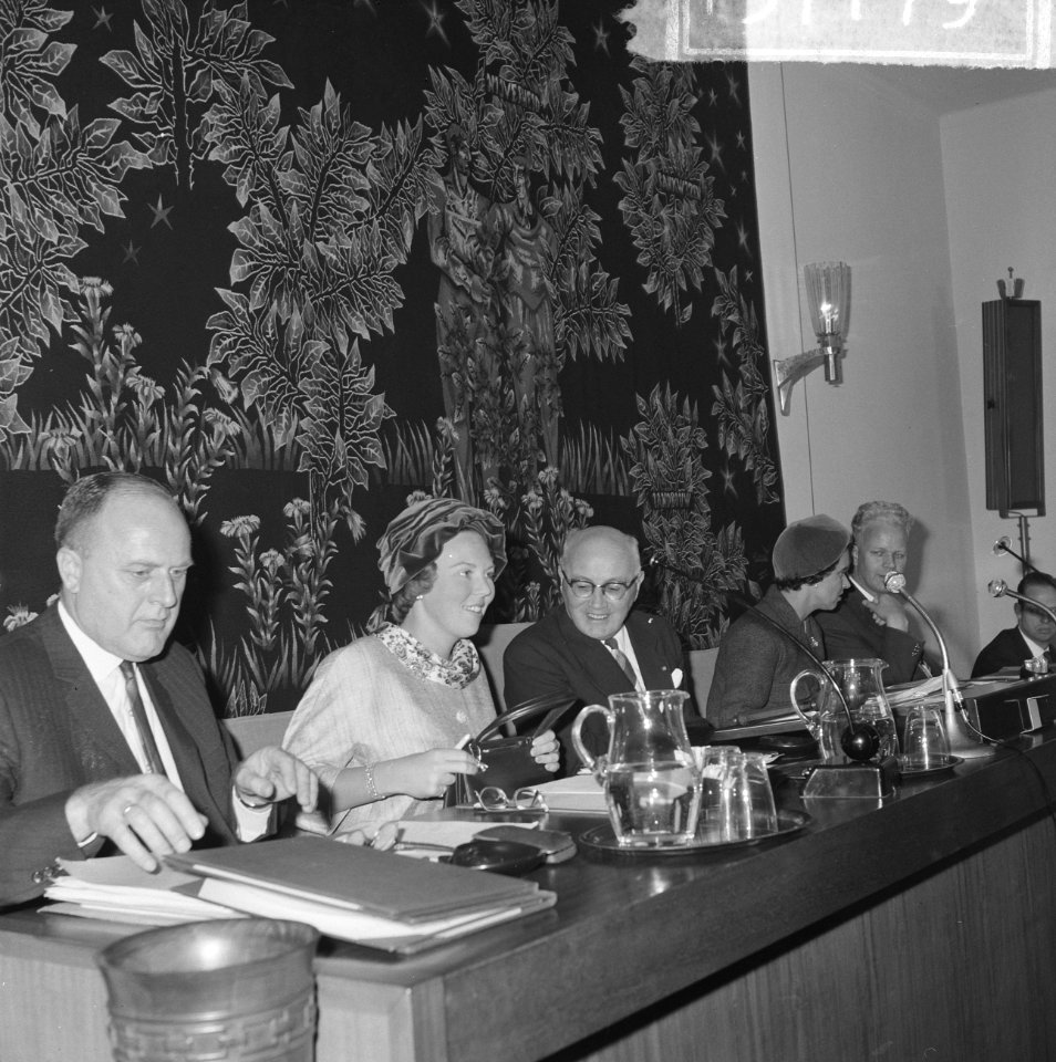 Hare Koninklijke Hoogheid prinses Beatrix in Den Haag vergadering bijgewoond van, Bestanddeelnr 915-7179
