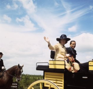 Hare Koninklijke Hoogheid Prinses Beatrix en Prins Claus te Vueren opent het Li, Bestanddeelnr 254-8505
