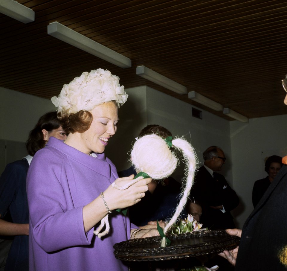 Hare Koninklijke Hoogheid Prinses Beatrix bezoekt verpleegtehuis Reggersoord t, Bestanddeelnr 254-8065