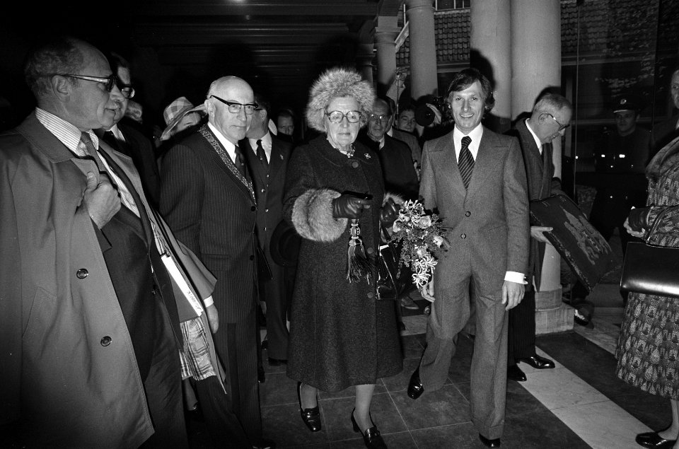 Hare Majesteit opent Amsterdams Historisch Museum officieel v.l.n.r. minister V, Bestanddeelnr 928-2343