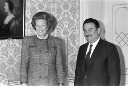 Hare Majesteit koningin Beatrix ontvangt de voorzitter van de Nationale Assemble, Bestanddeelnr 934-3240