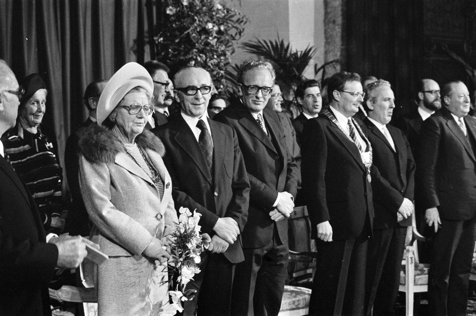 Hare Majesteit opent Rijksuniversiteit in Maastricht v.l.n.r. koningin Juliana,, Bestanddeelnr 928-3535