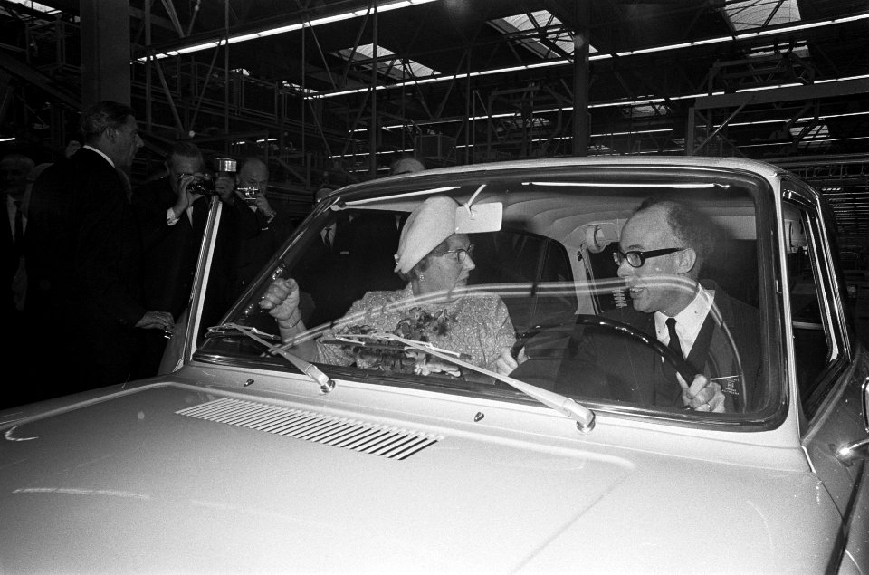 Hare Majesteit de Koningin opende DAF-fabriek te Born. Koninin Juliana met dhr. , Bestanddeelnr 921-4688