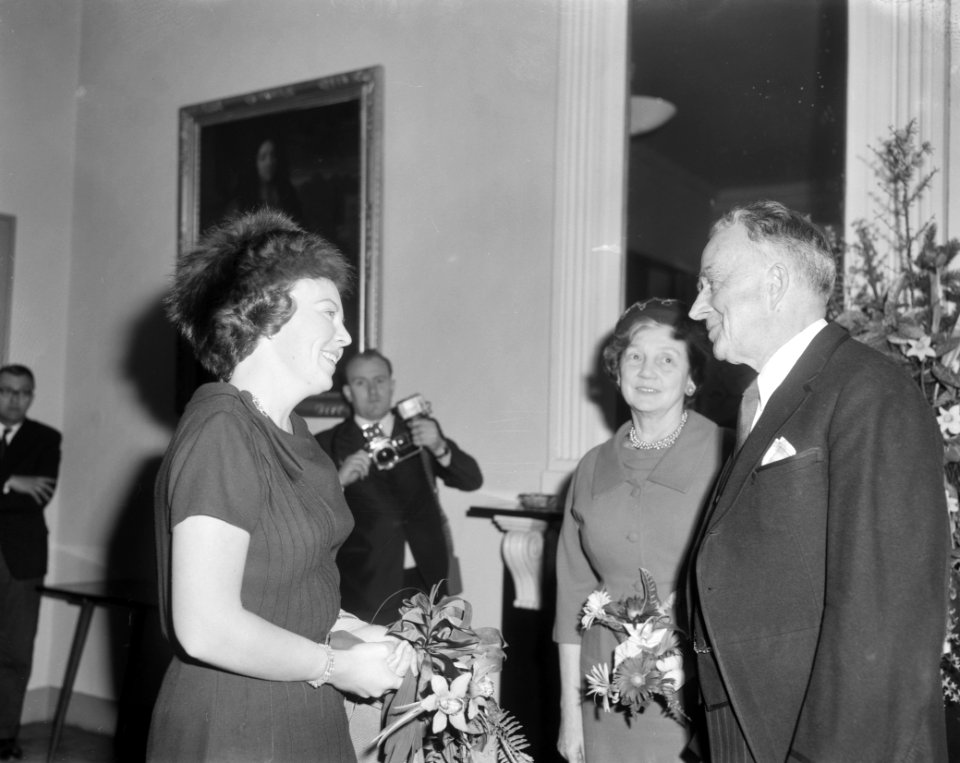Hare Koninklijke Hoogheid Prinses Beatrix lezing bijgewoond van Z. E. Philip , C, Bestanddeelnr 916-0765