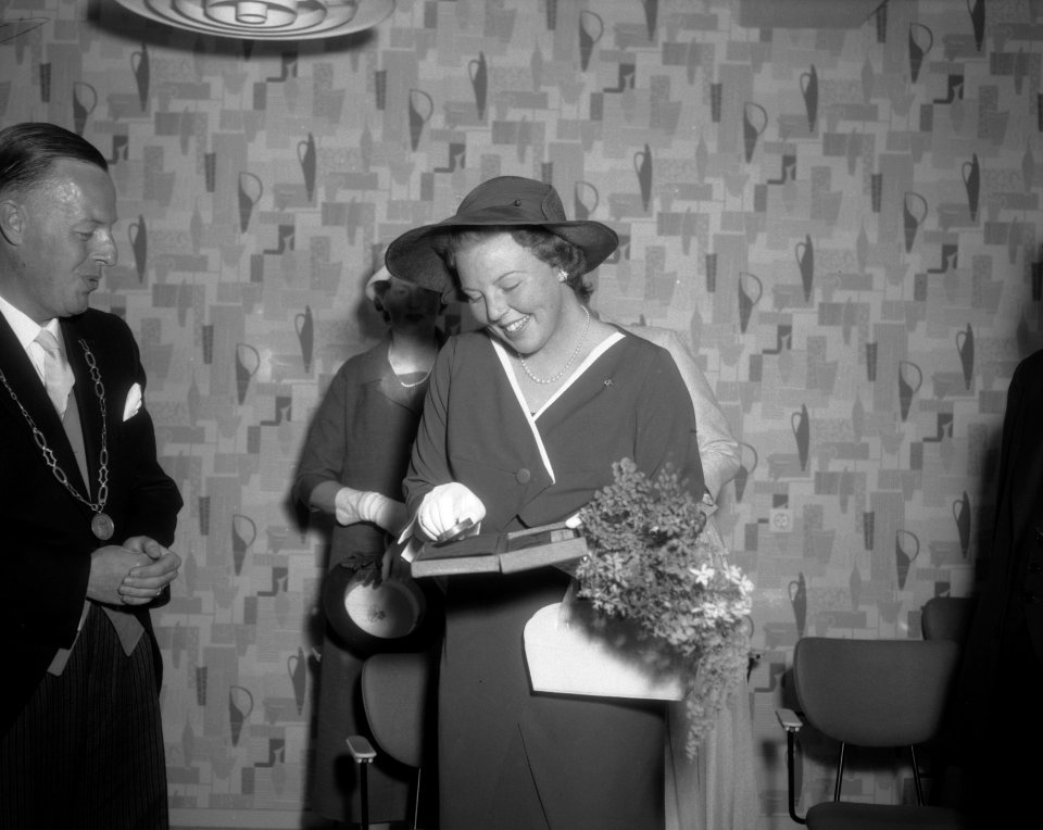 Hare Koninklijke Hoogheid Prinses Beatrix bezoekt bejaardencentrum in Coevorden, Bestanddeelnr 909-5969