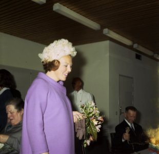 Hare Koninklijke Hoogheid Prinses Beatrix bezoekt verpleegtehuis Reggersoord t, Bestanddeelnr 254-8064