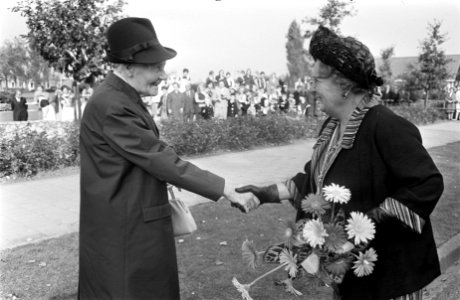Hare Majesteit bezoekt Oost-Groningen. Koningin Juliana bezoekt het bejaardencen, Bestanddeelnr 922-8492