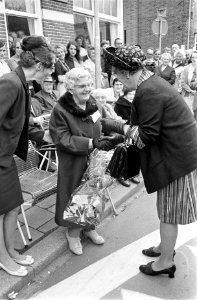 Hare Majesteit bezoekt Oost-Groningen. Koningin Juliana bezoekt Winschoten en on, Bestanddeelnr 922-8493