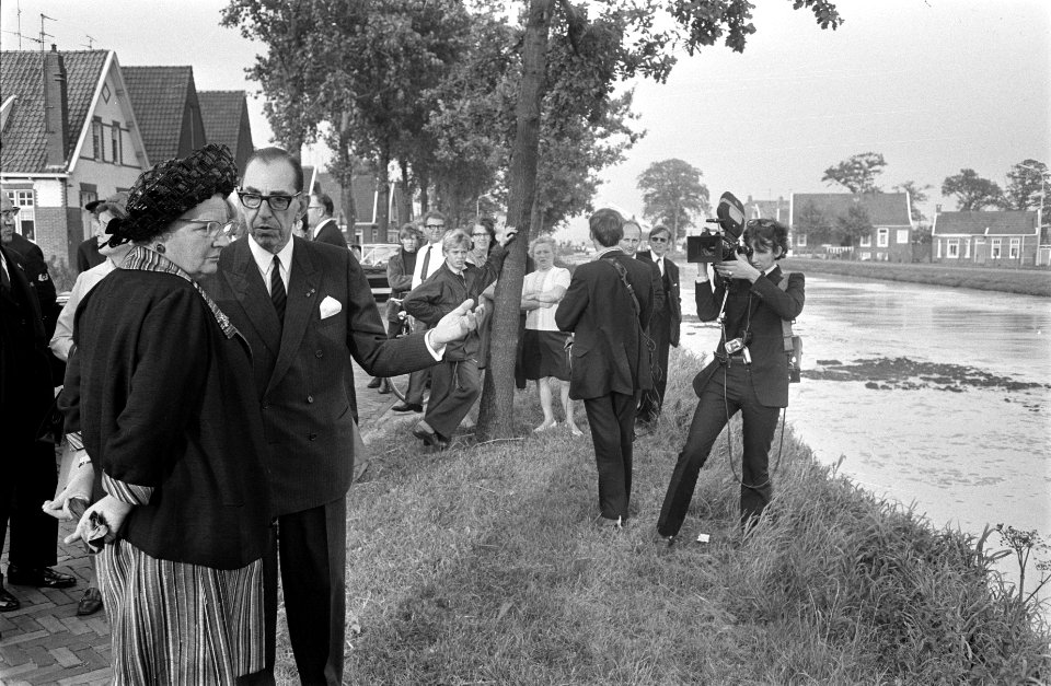 Hare Majesteit bezoekt Oost-Groningen Koningin Juliana en de commissaris van Gr, Bestanddeelnr 922-8485