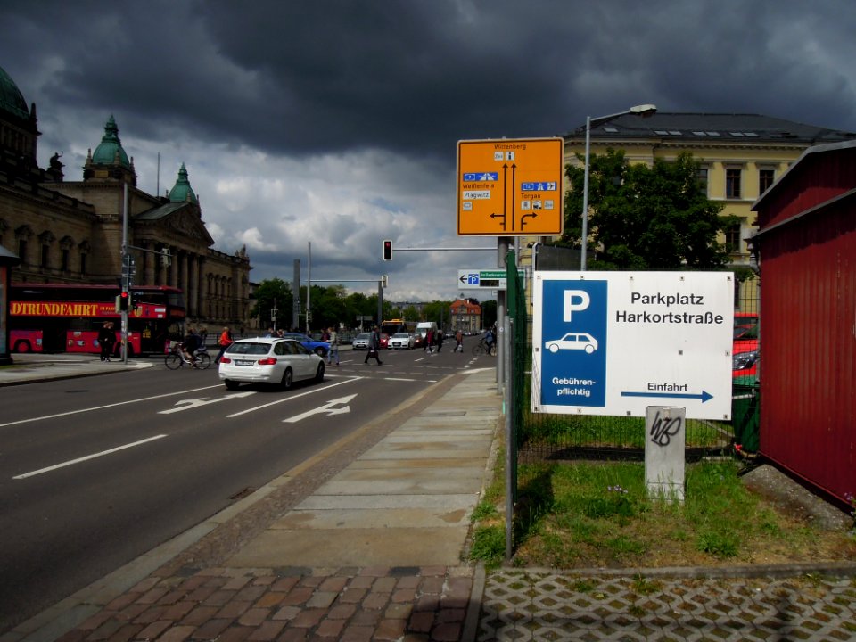 Harkortstraße nebst öffentichem Parkplatz in Leipzig mit Reichsgerichtsgebäude im Hintergrund Mitte Mai 2019