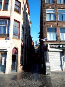 Haringpakkerssteeg vanaf Damrak foto1 