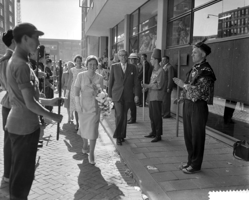 Hare Koninklijke Hoogheid Prinses Beatrix opent het jeugdhuis De Heuvel te Rot, Bestanddeelnr 910-3904
