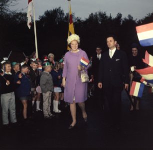 Hare Koninklijke Hoogheid Prinses Beatrix te Roden (Drenthe) opent vakantiecentr, Bestanddeelnr 254-8057