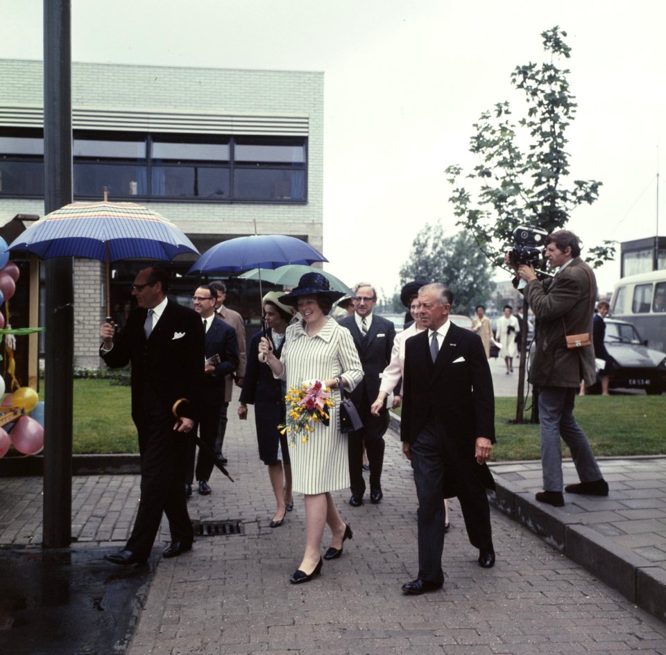 Hare Koninklijke Hoogheid Prinses Beatrix opent kindertehuis Amstelstad te Ams, Bestanddeelnr 254-8118