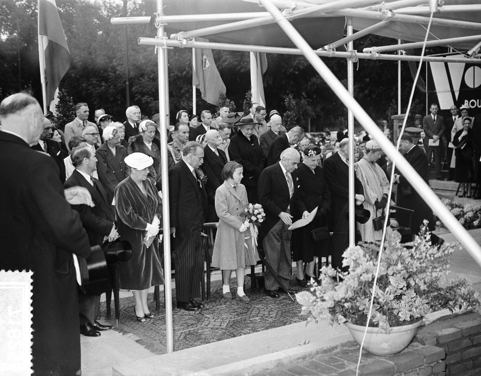 Hare Koninklijke Hoogheid Prinses Margriet legt eerste steen, nieuw gebouw Canad, Bestanddeelnr 907-1825