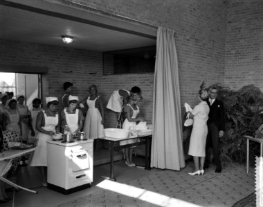 Hare Koninklijke Hoogheid Prinses Irene opent Christelijke Huishoudschool in Ape, Bestanddeelnr 910-6396