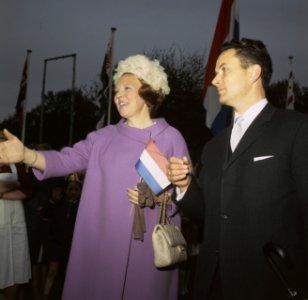 Hare Koninklijke Hoogheid Prinses Beatrix te Roden (Drenthe) opent vakantiecentr, Bestanddeelnr 254-8058